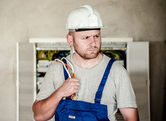 electrician-electrical-640x480-25466328.jpeg